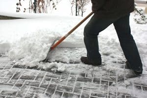 Räum- und Streupflicht für Eigentümer:innen und Mietende - Alles zur Verkehssicherungspflicht im Winter
